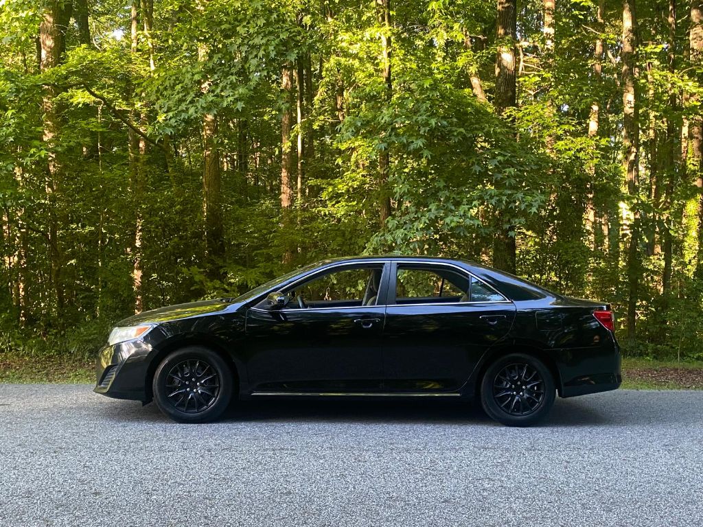 2012 Toyota Camry LE - Photo 10